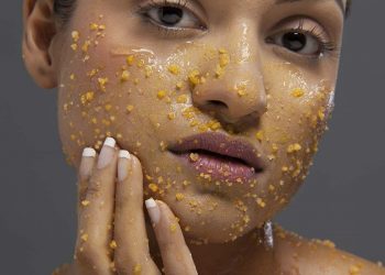 Scrub of 6 ingredients to treat oily skin