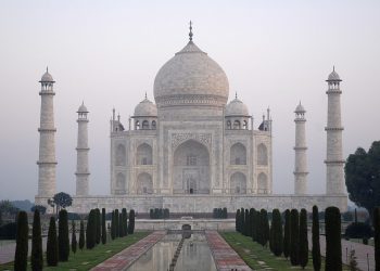 India: Taj Mahal shut down after bomb alarm