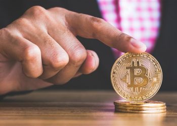Bitcoin falls back strongly after the end of the week record