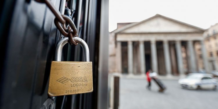 Coronavirus: Italy to close shops and schools in the midst of disease spike