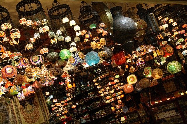 Lanterns: Shopping Souvenirs in Dubai 